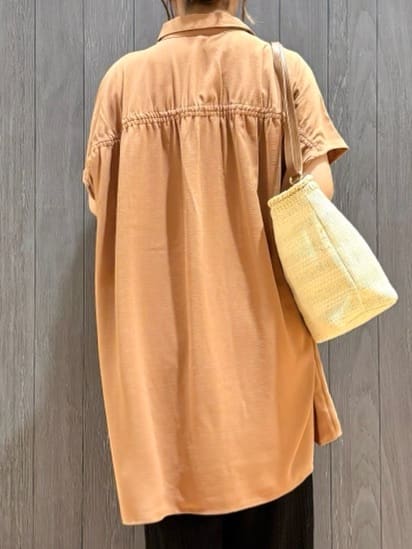 meiさんの「SHOO･LA･RUE｜【S-LL/体型カバー】さらりとしたタッチが心地よい バックギャザーブラウス」を使ったコーディネート