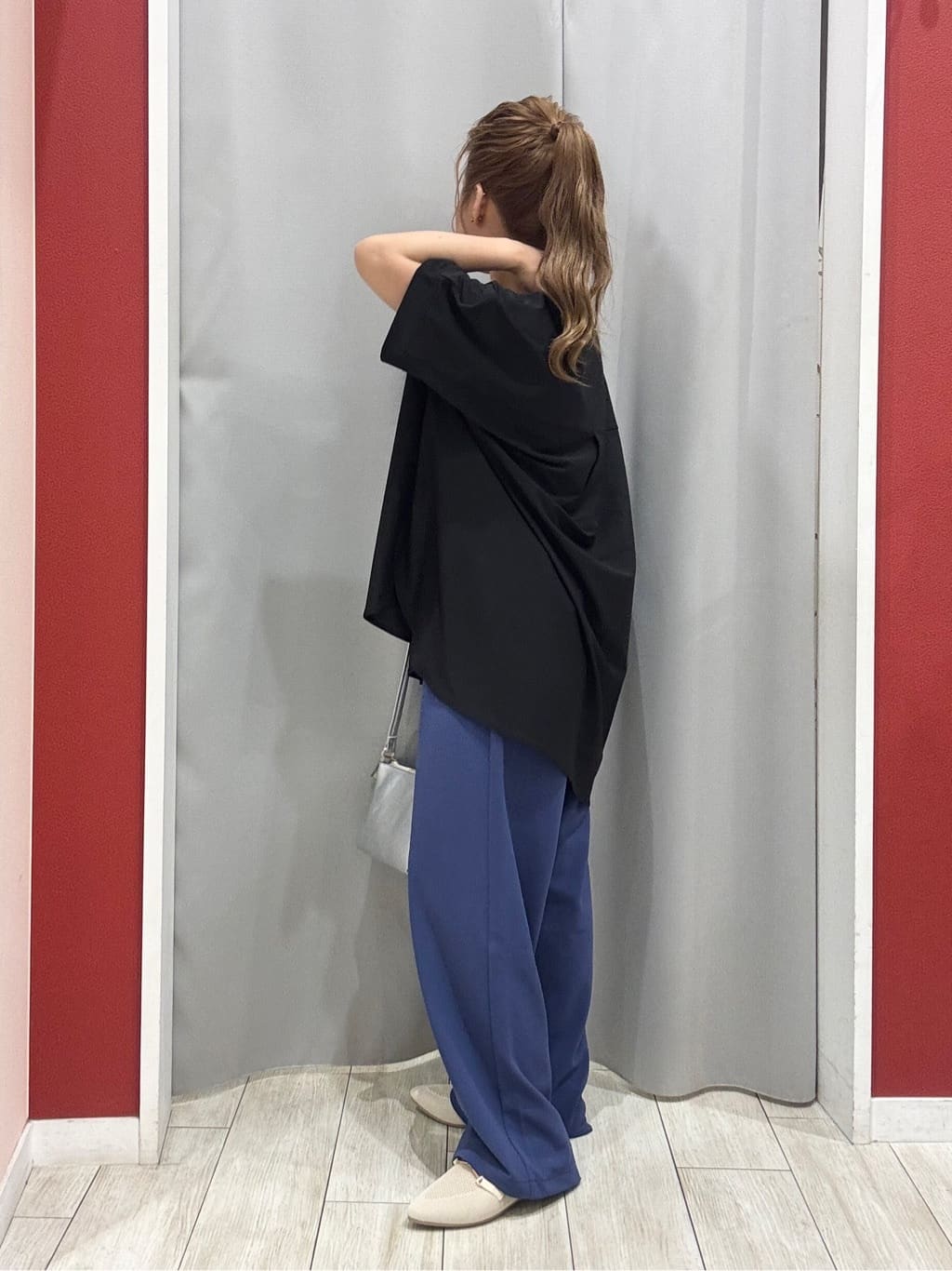 shioさんの「SHOO･LA･RUE｜【S-LL】さらりとしたタッチが上品見え ワンボタンデザイン トップス」を使ったコーディネート