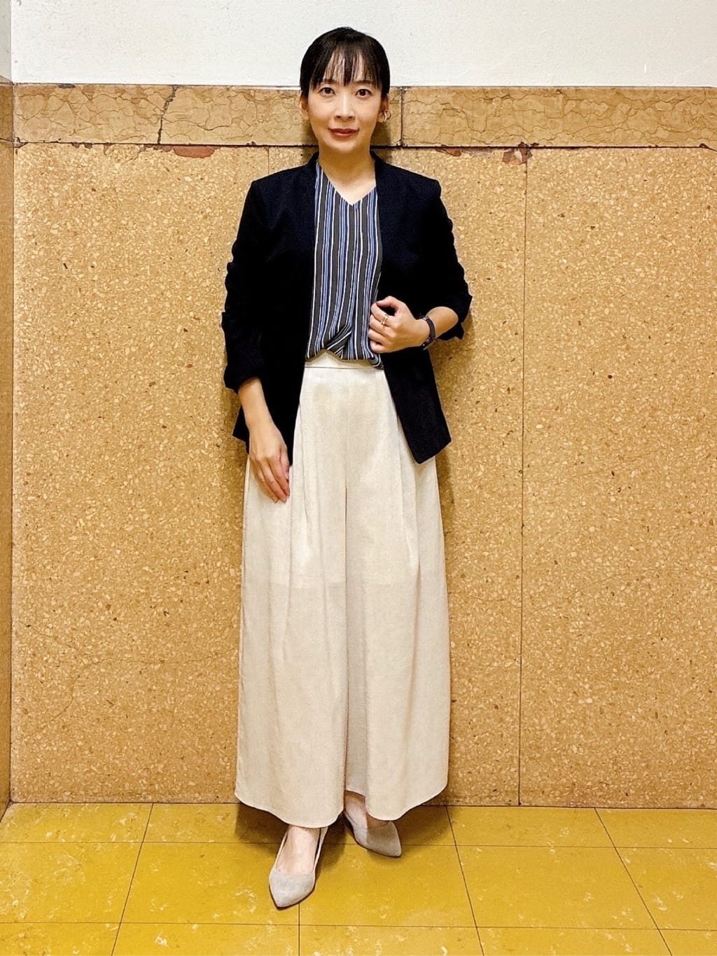 hattoriさんの「INDIVI｜【洗える／通勤】無地＆マルチストライプ柄Vネックブラウス」を使ったコーディネート