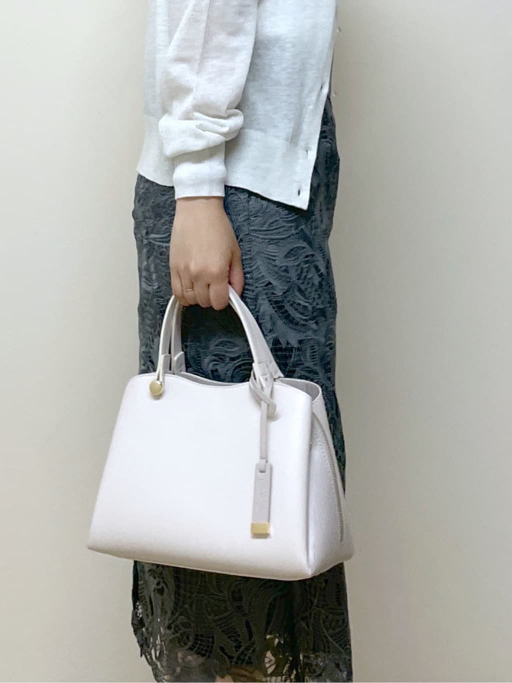 Junさんの「index｜《7色展開／XS-LLサイズ》ビジューボタンクルーネックカーディガン【洗濯機洗い可】」を使ったコーディネート