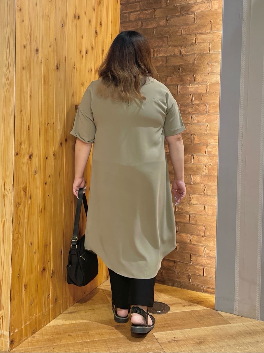 Risaさんの「SHOO･LA･RUE｜【S-LL/洗濯後しわになりにくい/体型カバー】後ろ姿もサマになる バックレースアップチュニック」を使ったコーディネート