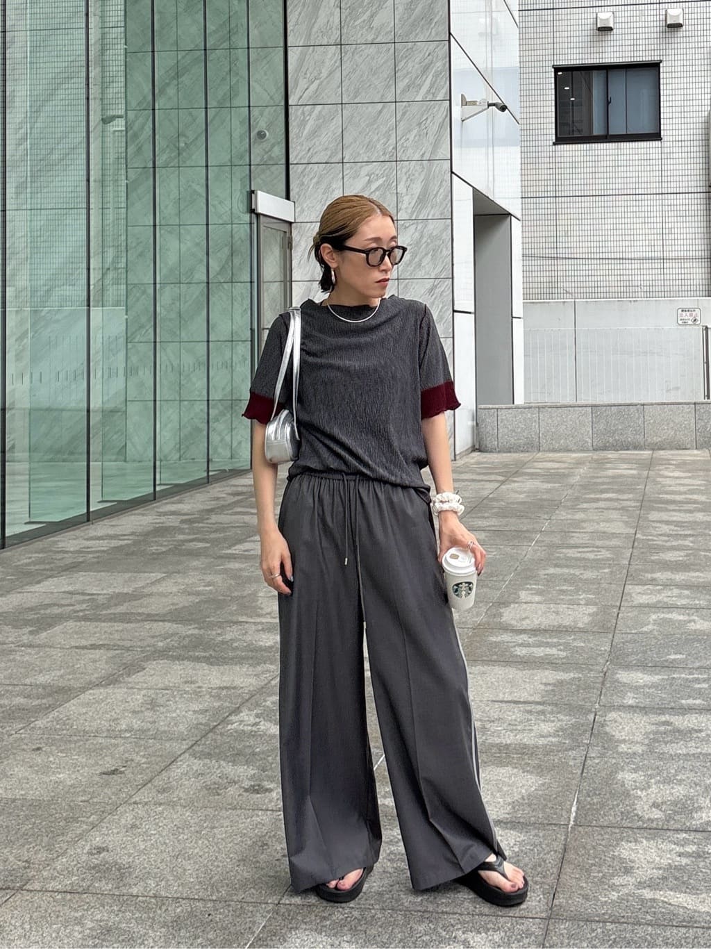 kotakiさんの「INDIVI｜【セットアップ可能】サキソニーサイドラインパンツ」を使ったコーディネート
