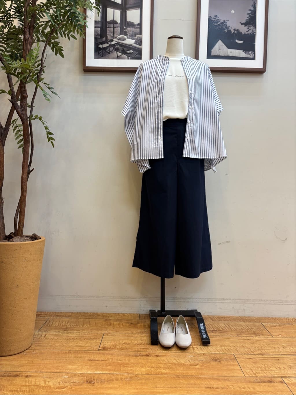 maiさんの「SHOO･LA･RUE｜きれいめカジュアルに ラメストライプ ポンチョ風シャツ」を使ったコーディネート