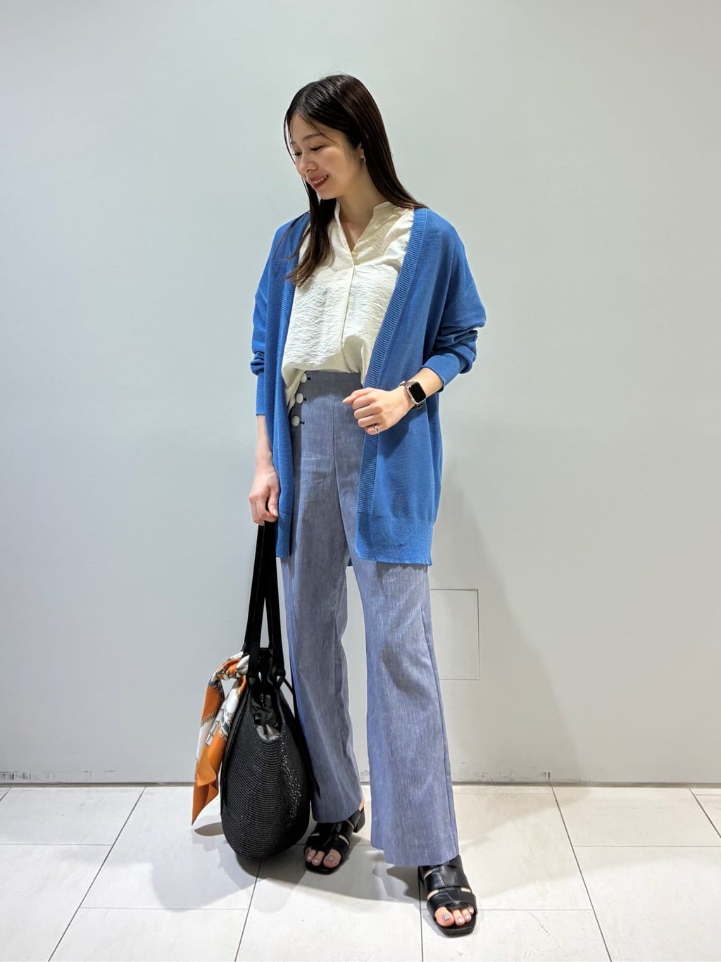 KAOさんの「INDIVI｜【デニムライク】マリンボタン リネン混ワイドパンツ」を使ったコーディネート