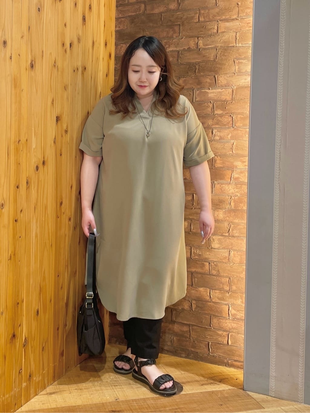 Risaさんの「SHOO･LA･RUE｜【S-LL/洗濯後しわになりにくい/体型カバー】後ろ姿もサマになる バックレースアップチュニック」を使ったコーディネート