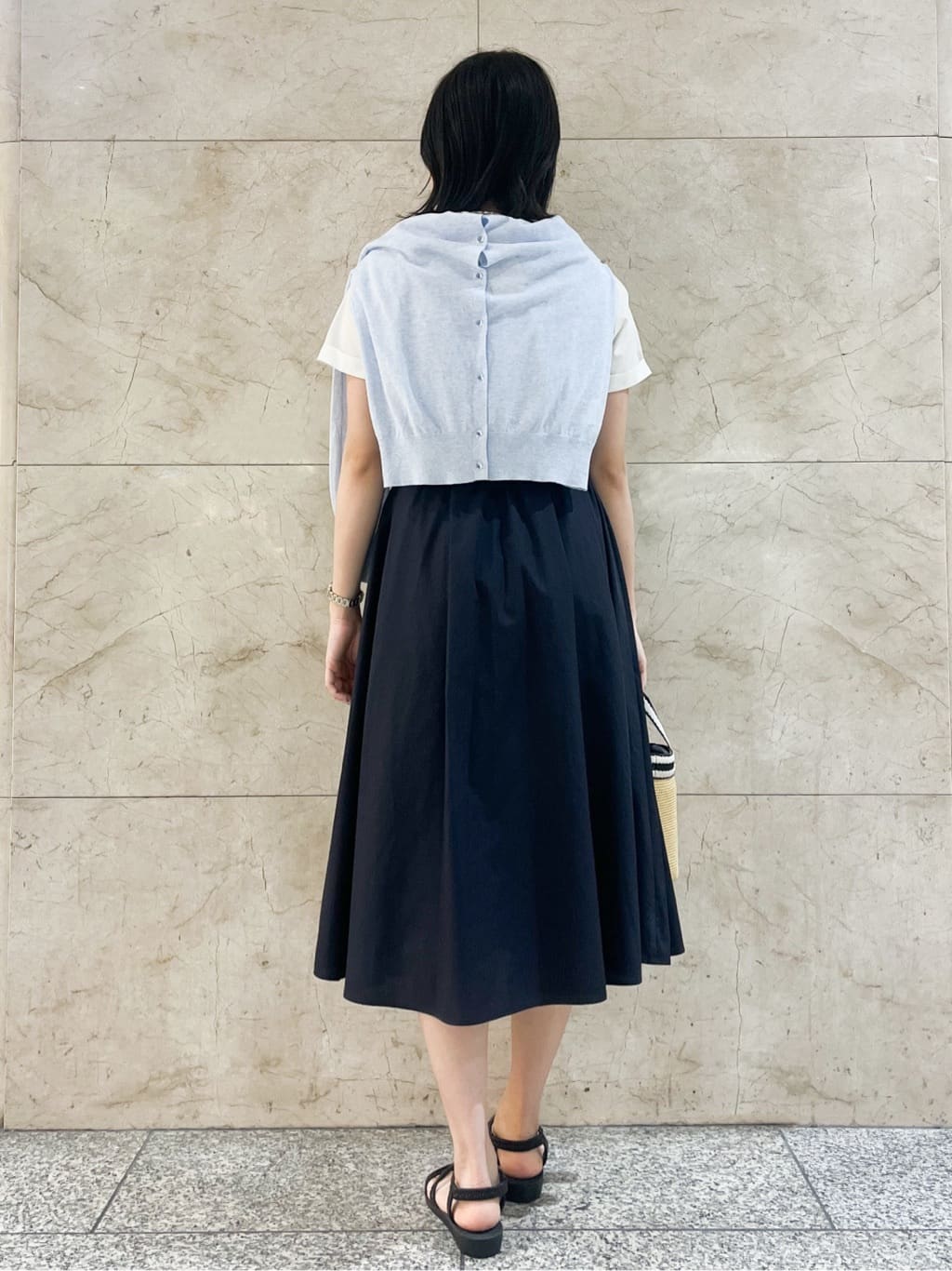 このかさんの「index｜《7色展開／XS-LLサイズ》ビジューボタンクルーネックカーディガン【洗濯機洗い可】」を使ったコーディネート