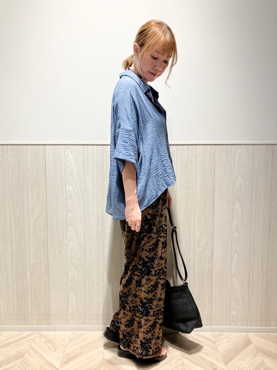 shokoさんの「SHOO･LA･RUE｜ゆるっと感がこなれ見え ワッシャーシアー半袖シャツ」を使ったコーディネート