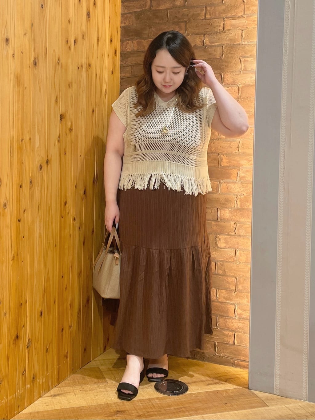 Risaさんの「SHOO･LA･RUE｜【S-LL】裾フリンジマクラメVネックニット」を使ったコーディネート