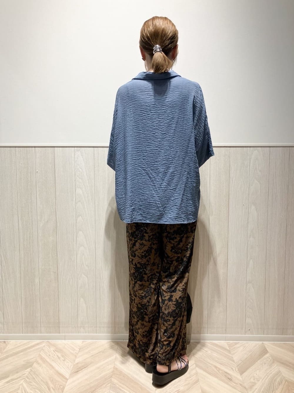shokoさんの「SHOO･LA･RUE｜ゆるっと感がこなれ見え ワッシャーシアー半袖シャツ」を使ったコーディネート