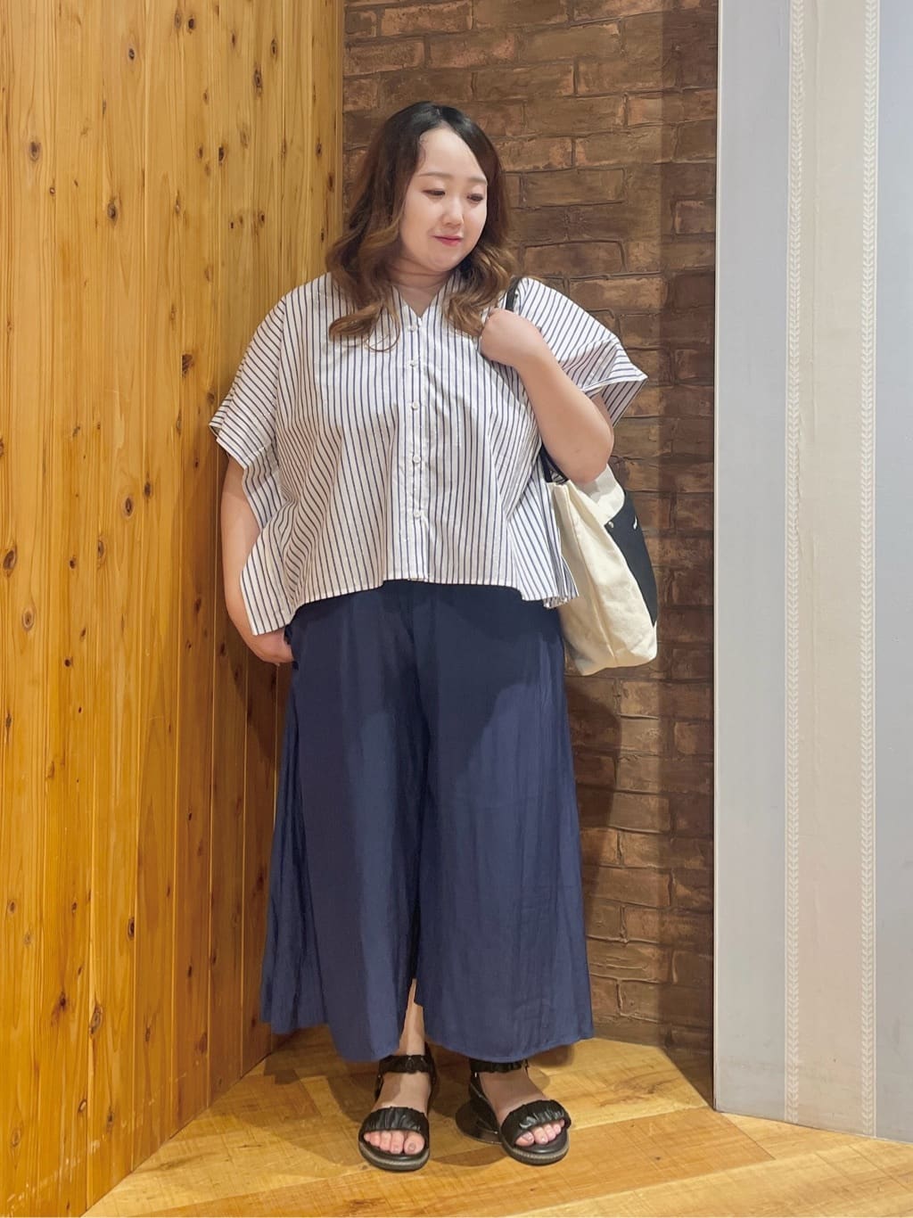 Risaさんの「SHOO･LA･RUE｜【S-LL/裏地ひんやり】スカート見えで上品に マットサテンスカーチョ」を使ったコーディネート
