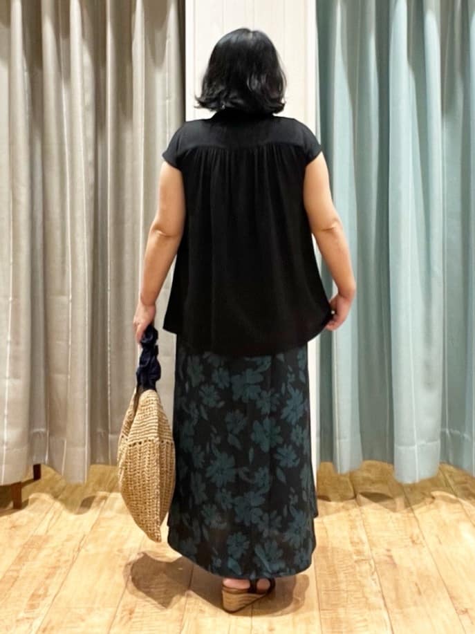 あやさんの「SHOO･LA･RUE｜【S-LL/洗濯後しわになりにくい】上品にきれい見え スラブギャザーブラウス」を使ったコーディネート