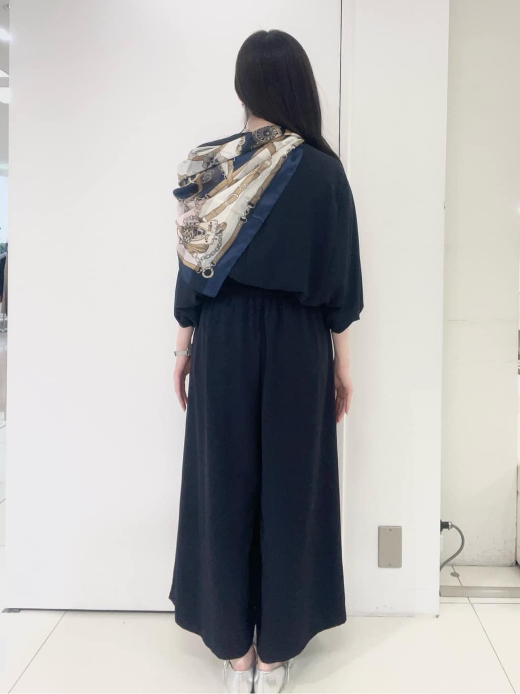moeさんの「UNTITLED｜【手洗い／88cm正方形】シアー素材チェーン柄スカーフ」を使ったコーディネート