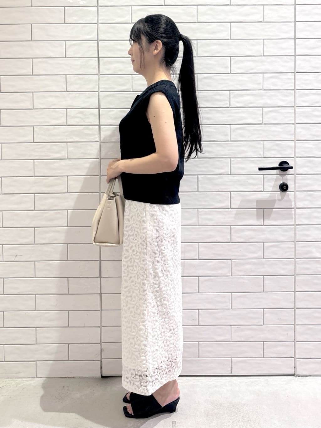 ayumiさんの「OPAQUE.CLIP｜変形ブロンズボタンニットベスト【洗濯機洗い可】」を使ったコーディネート
