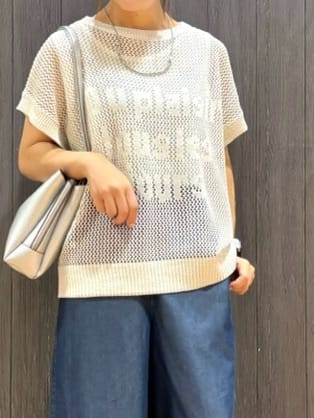 meiさんの「SHOO･LA･RUE｜【2点セット/S-LL】キラリと光るラメがポイント メッシュロゴニット+タンクトップ」を使ったコーディネート