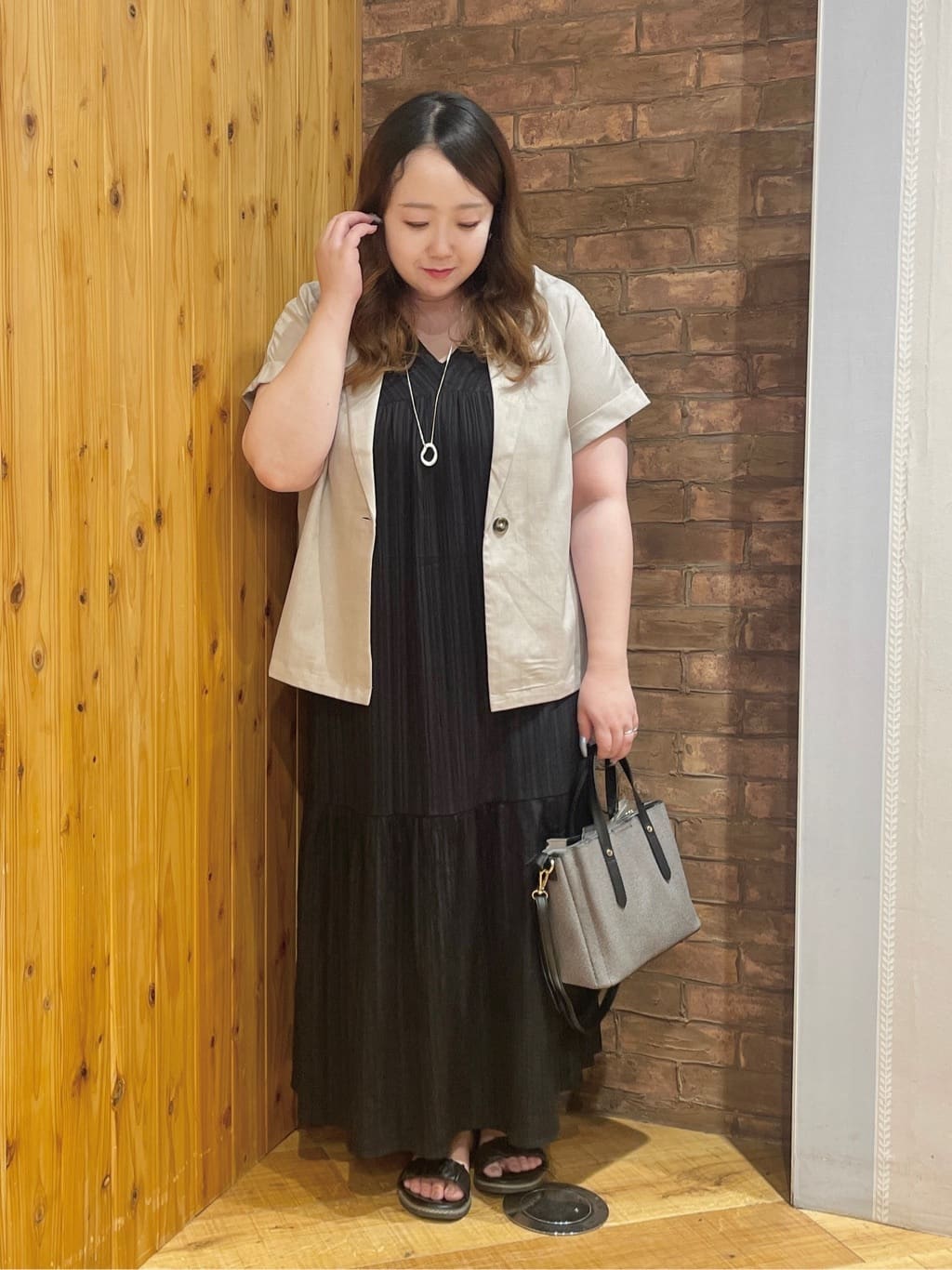Risaさんの「SHOO･LA･RUE｜【S-LL】後ろ姿も抜かりなく 1枚でサマ見え ティアードワンピース」を使ったコーディネート