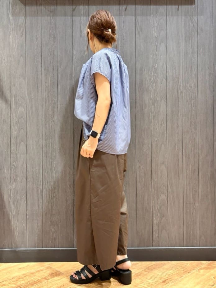 meiさんの「SHOO･LA･RUE｜【洗える/S-LL】プチフリル襟が女性らしい フレンチスリーブシャツ」を使ったコーディネート