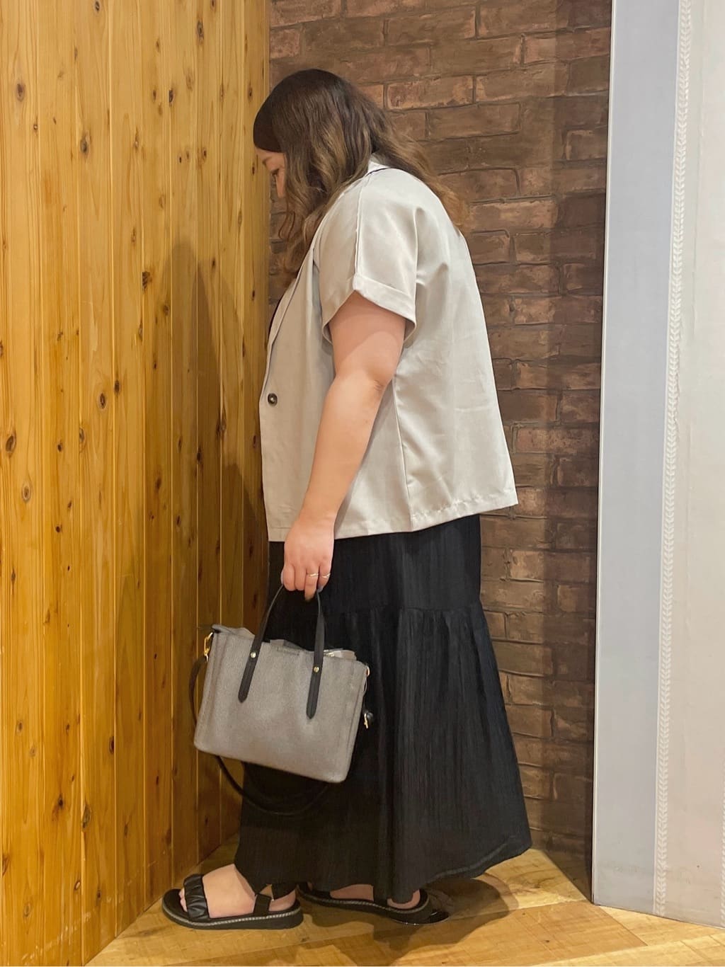 Risaさんの「SHOO･LA･RUE｜【S-LL】後ろ姿も抜かりなく 1枚でサマ見え ティアードワンピース」を使ったコーディネート