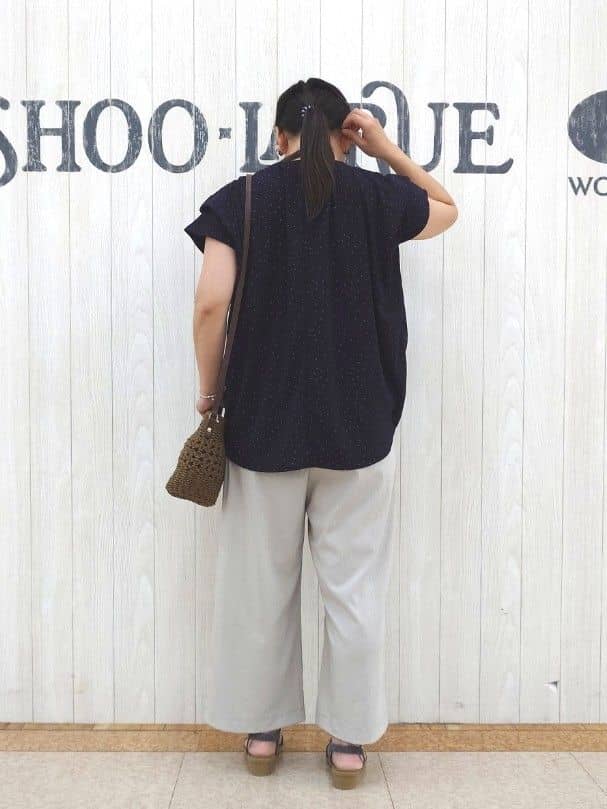 とろろさんの「SHOO･LA･RUE｜【S-LL/ひんやり】きちんと見えで好印象 ドット柄デザイントップス」を使ったコーディネート
