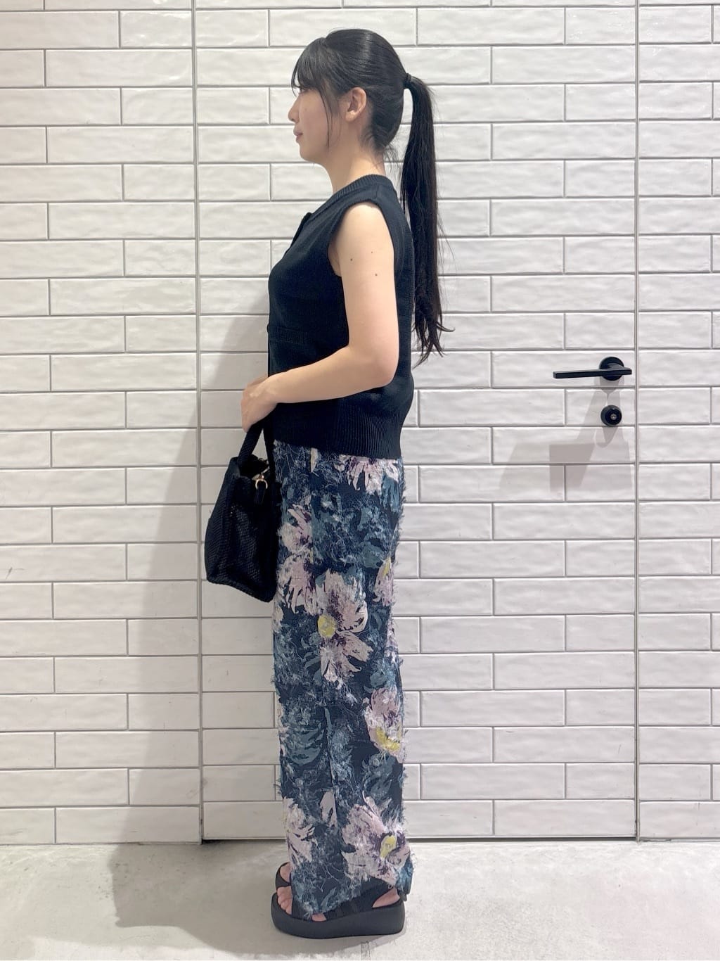 ayumiさんの「OPAQUE.CLIP｜変形ブロンズボタンニットベスト【洗濯機洗い可】」を使ったコーディネート