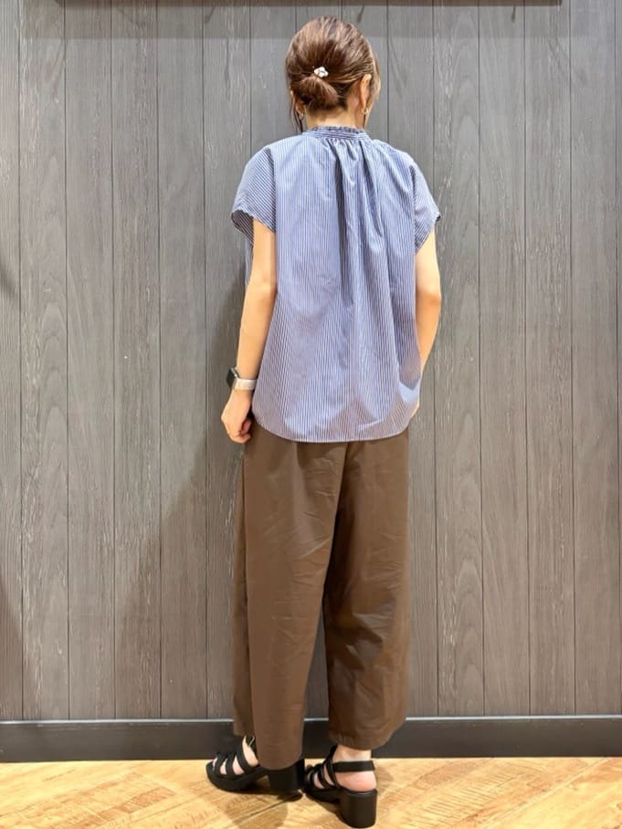 meiさんの「SHOO･LA･RUE｜【洗える/S-LL】プチフリル襟が女性らしい フレンチスリーブシャツ」を使ったコーディネート