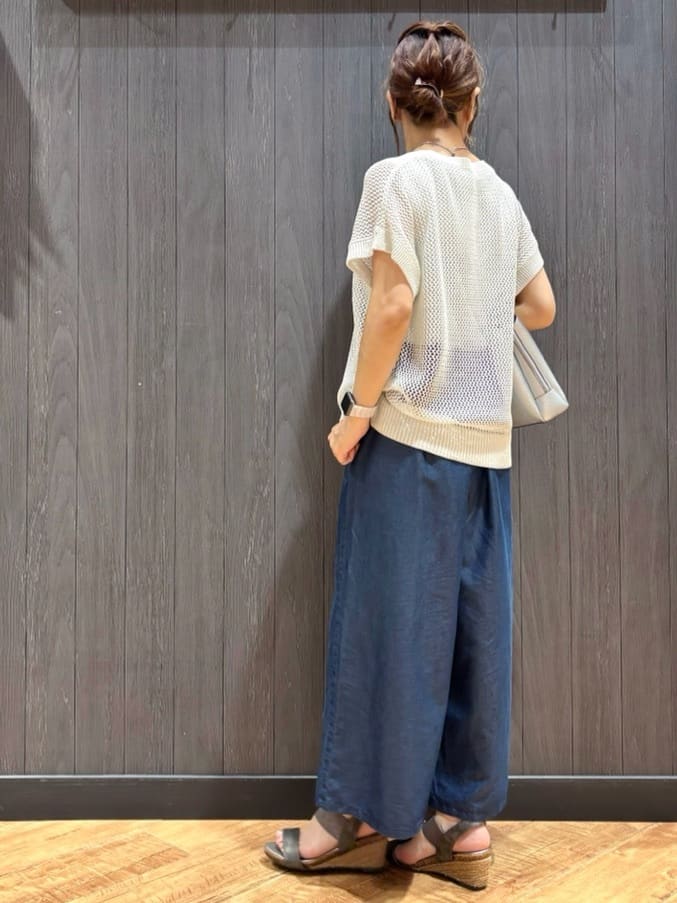 meiさんの「SHOO･LA･RUE｜【2点セット/S-LL】キラリと光るラメがポイント メッシュロゴニット+タンクトップ」を使ったコーディネート