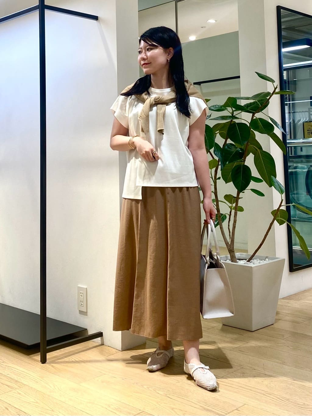 misakiさんの「INDIVI｜【洗える／汗ジミ防止】バイカラー＆アシメヘム Tシャツ」を使ったコーディネート