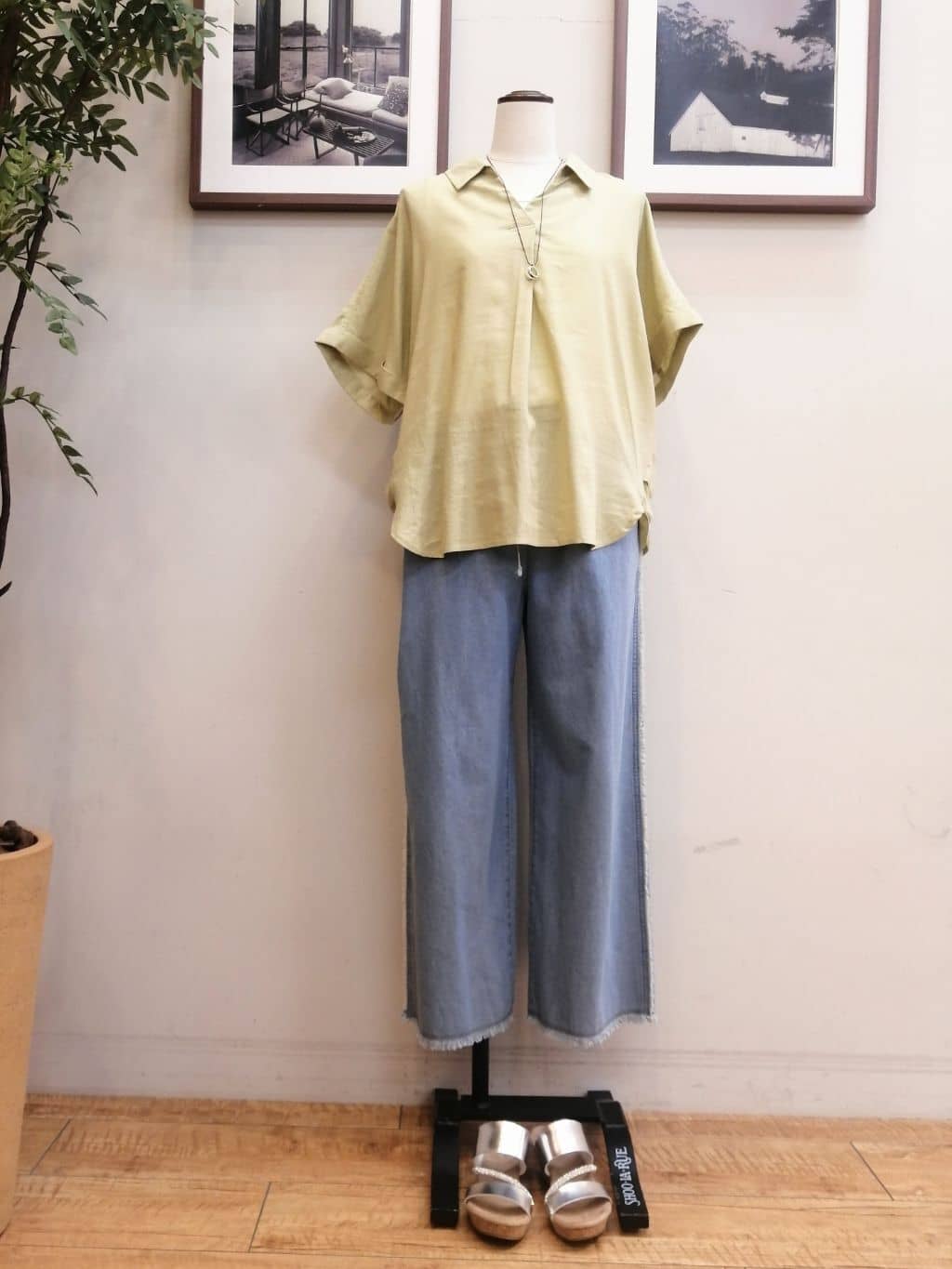 maiさんの「SHOO･LA･RUE｜【S-LL/UV/接触冷感/抗菌防臭】体型を自然にカバー フレンチリネンブレンド襟付ドルマンシャツ」を使ったコーディネート