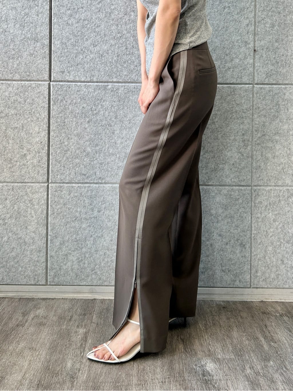 harunaさんの「CODE A｜line zip trousers」を使ったコーディネート