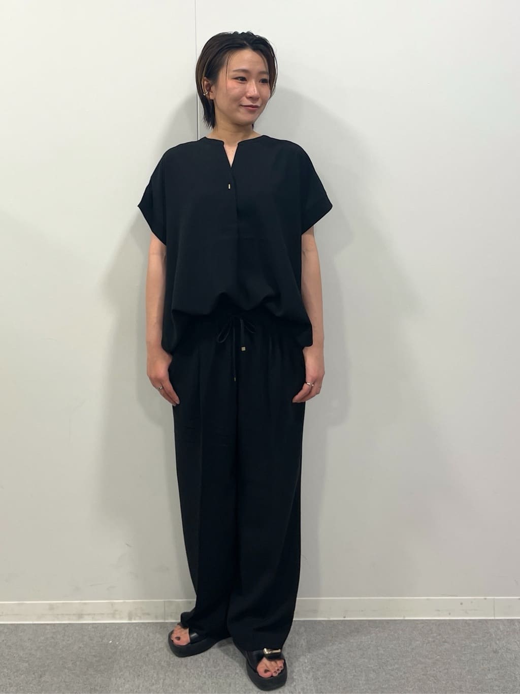にしむらさんの「OPAQUE.CLIP｜《7色展開／SS-LLサイズ》ストレッチスキッパーブラウス／セットアップ対応【洗濯機洗い可／防シワ】」を使ったコーディネート