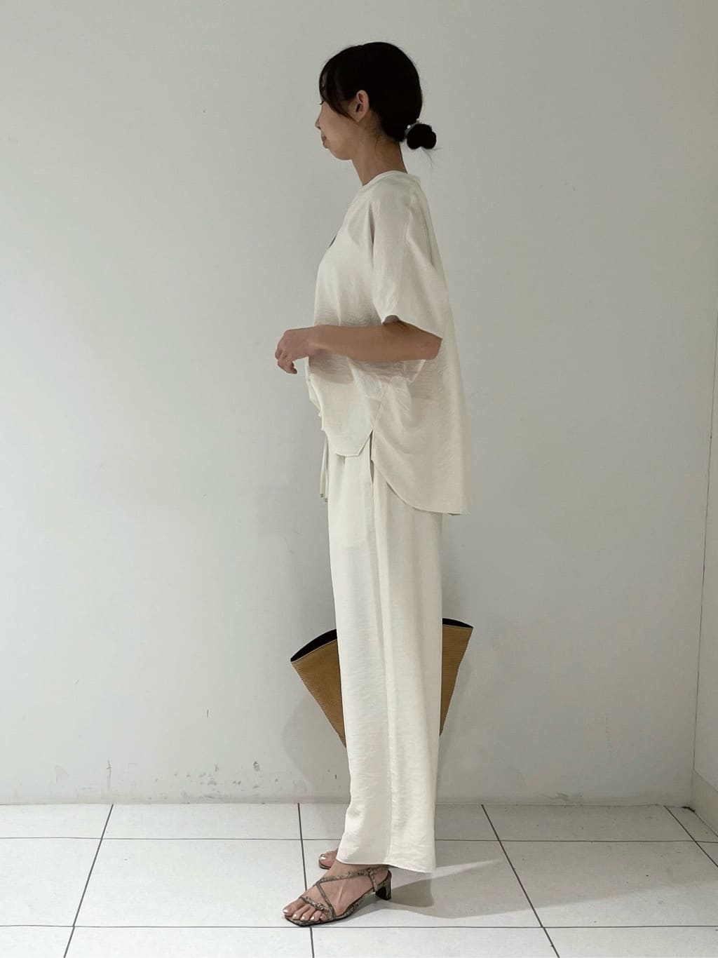 shioriさんの「INDIVI｜【洗える／UVケア／SETUP可能】ドロストワイドパンツ」を使ったコーディネート
