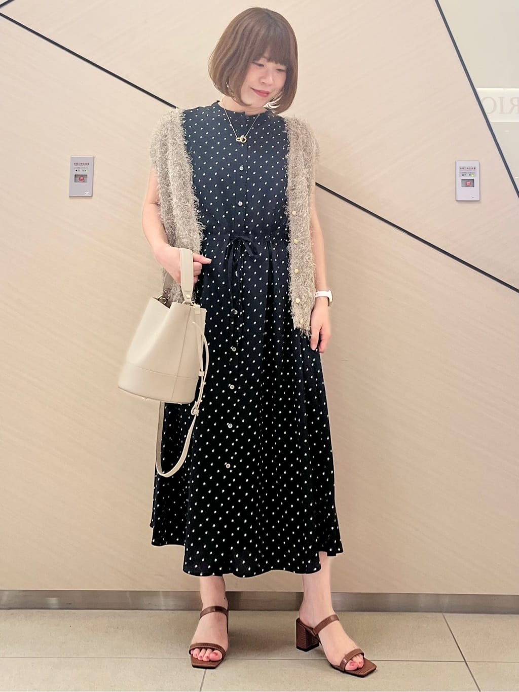 yahataさんの「DRESSTERIOR｜シュリンクレザーバケットBAG」を使ったコーディネート