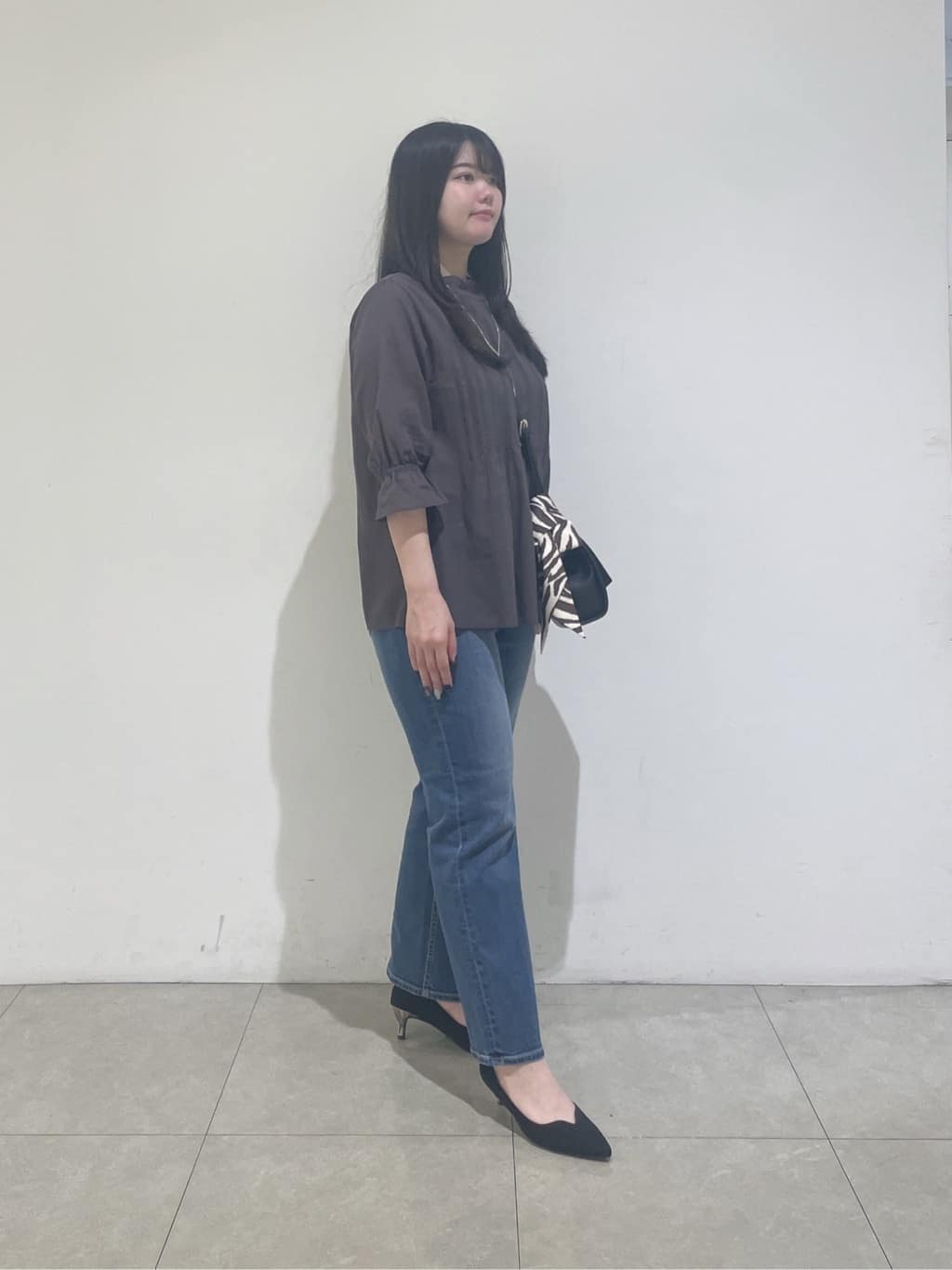 emikaさんの「INDIVI｜【褒められデニム】スリムストレート デニムパンツ」を使ったコーディネート