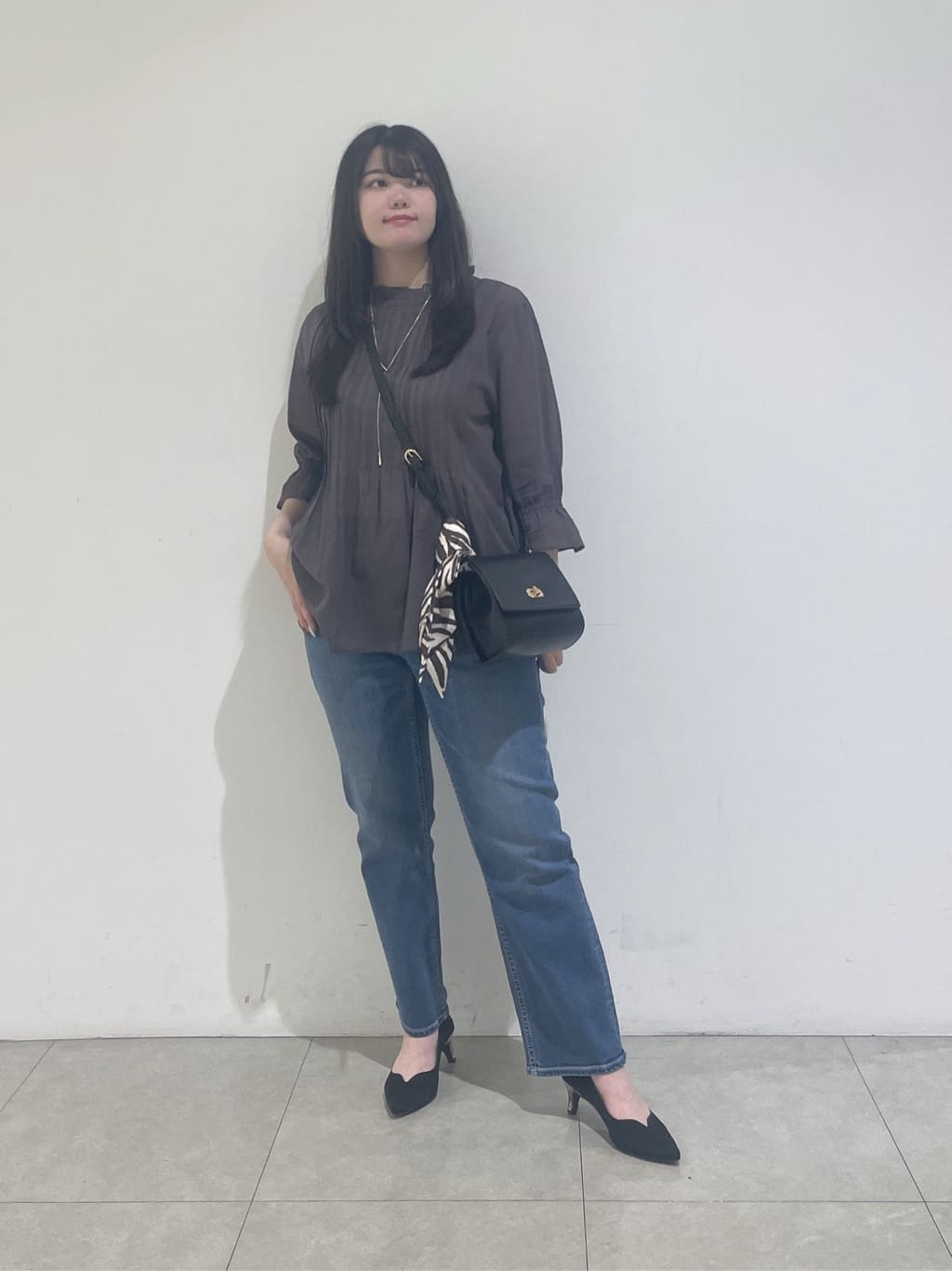 emikaさんの「INDIVI｜【褒められデニム】スリムストレート デニムパンツ」を使ったコーディネート