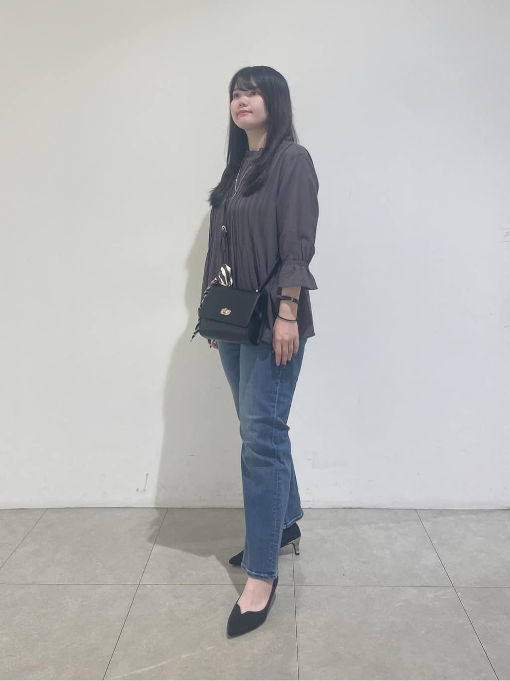 emikaさんの「INDIVI｜【褒められデニム】スリムストレート デニムパンツ」を使ったコーディネート