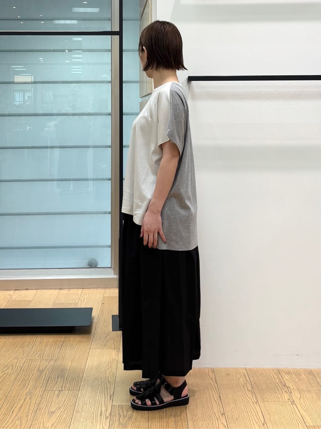 asamiさんの「INDIVI｜【洗える／汗ジミ防止】バイカラー＆アシメヘム Tシャツ」を使ったコーディネート