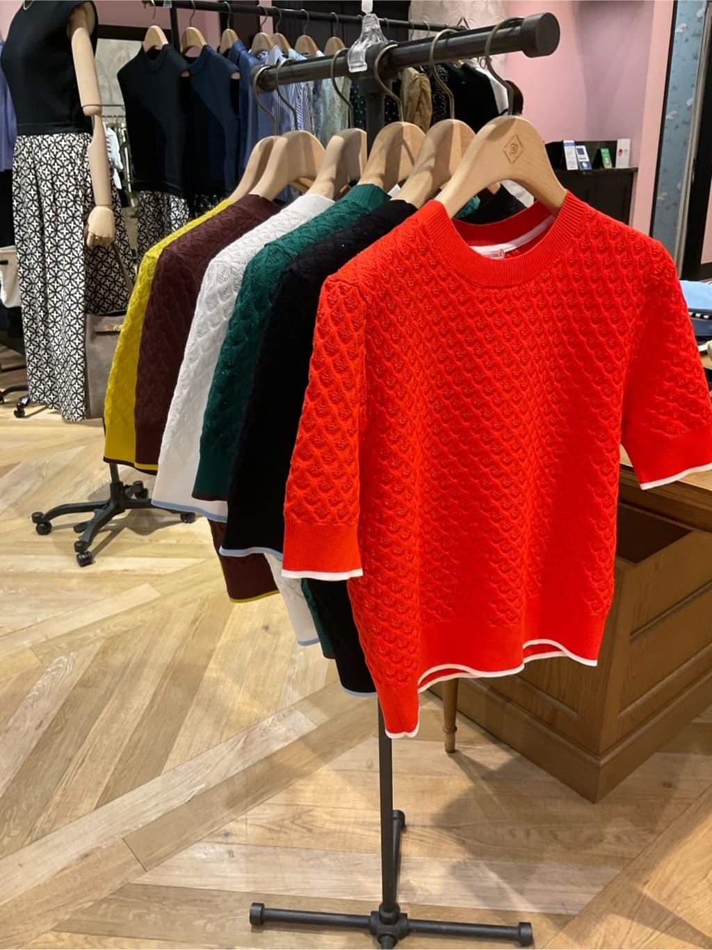 maruさんの「DRESSTERIOR｜【6色展開/オンオフ】レース編みハーフスリーブニット」を使ったコーディネート