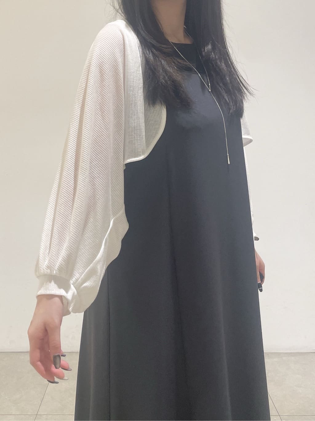 emikaさんの「INDIVI｜【軽く羽織れる】ボレロカーディガン」を使ったコーディネート