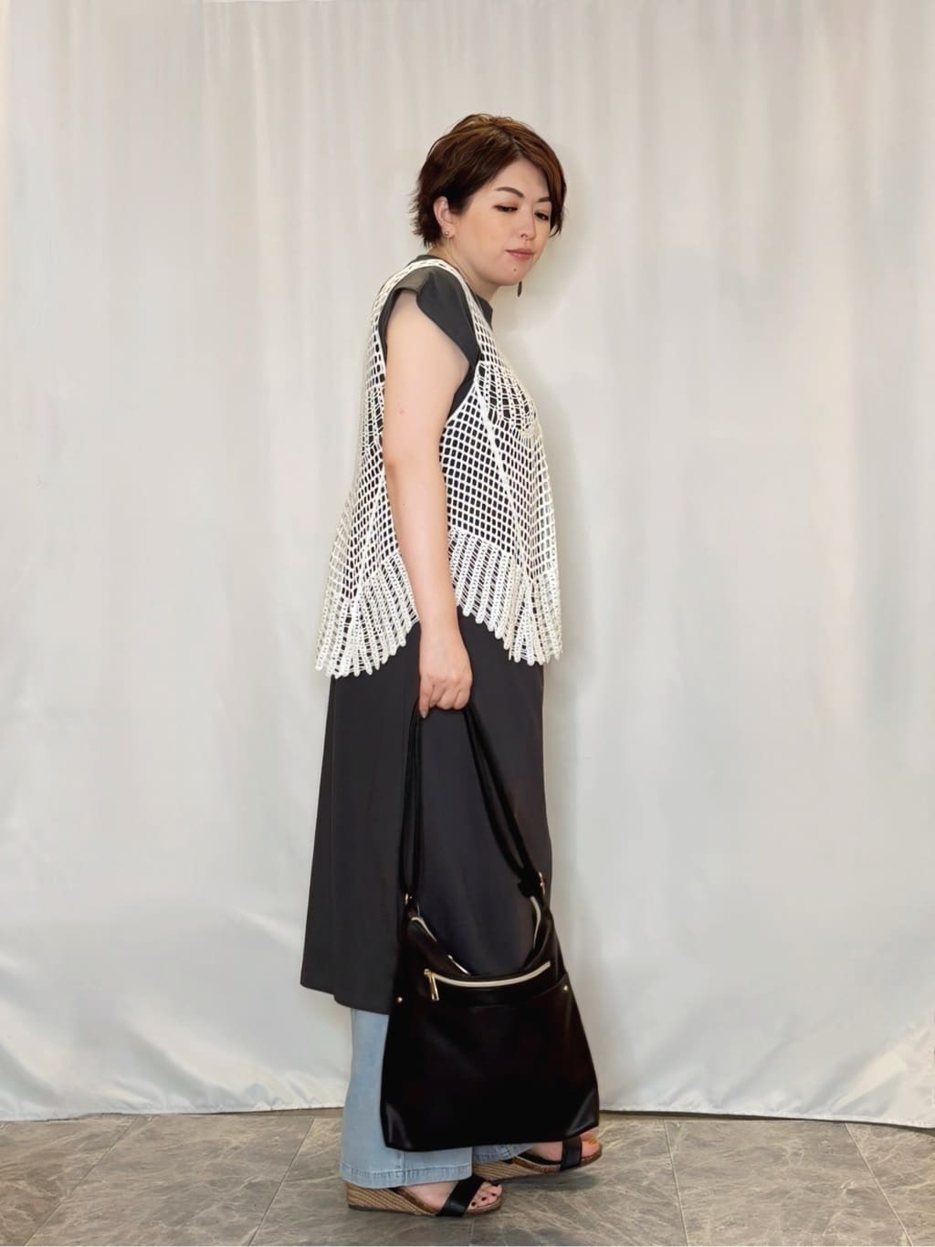 たみさんの「SHOO･LA･RUE｜【2点セット】クロシェ編みレースベスト＋Tシャツワンピースセット」を使ったコーディネート