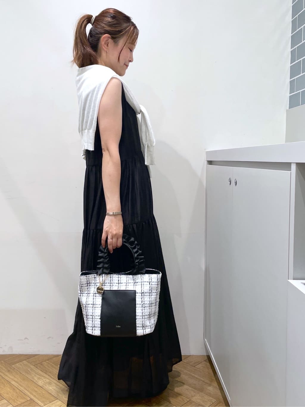 Junさんの「index｜《7色展開／XS-LLサイズ》ビジューボタンクルーネックカーディガン【洗濯機洗い可】」を使ったコーディネート