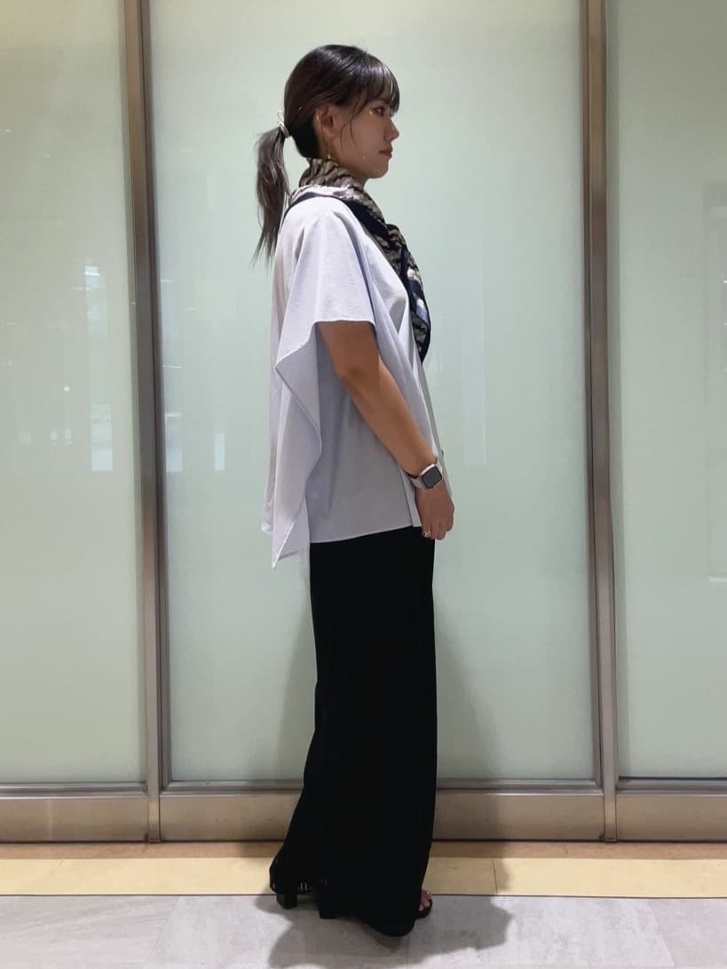 mayutaさんの「INDIVI｜【70㎝四方】キカ柄スカーフ」を使ったコーディネート