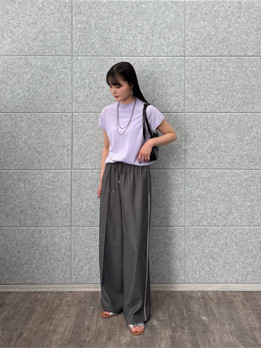 akiさんの「INDIVI｜【セットアップ可能】サキソニーサイドラインパンツ」を使ったコーディネート