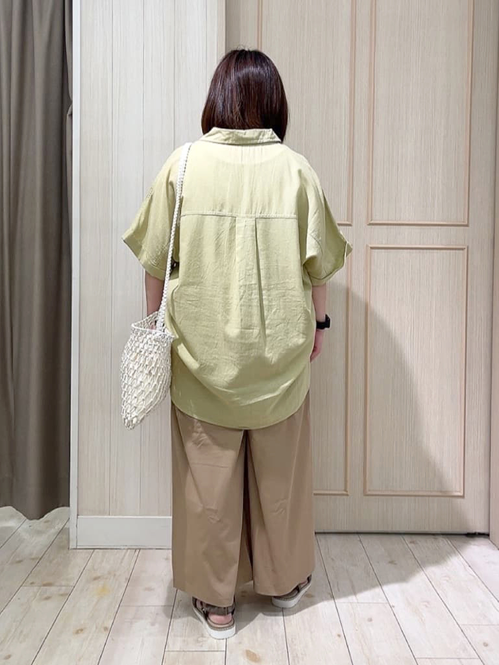 えりっこさんの「SHOO･LA･RUE｜【S-LL/UV/接触冷感/抗菌防臭】体型を自然にカバー フレンチリネンブレンド襟付ドルマンシャツ」を使ったコーディネート