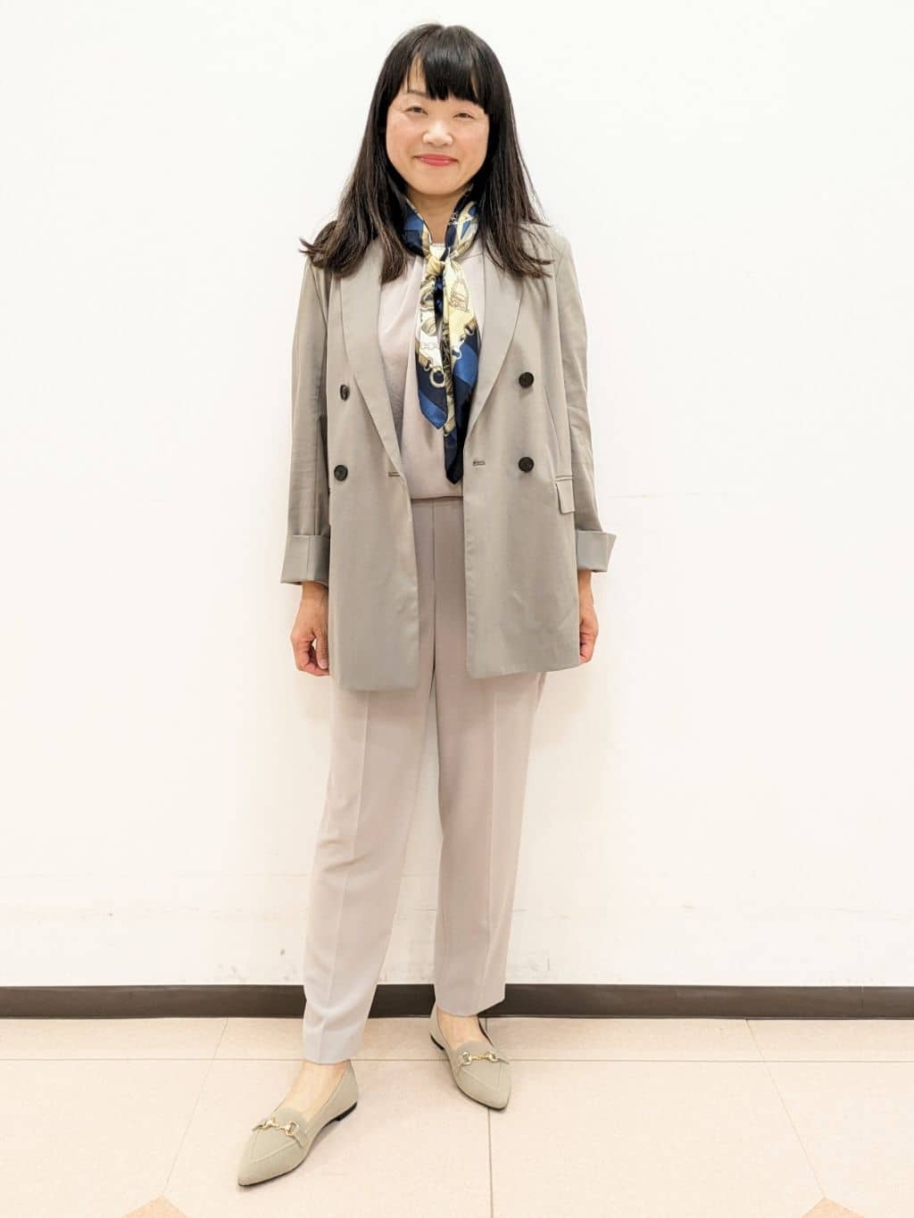 ともさんの「UNTITLED｜【手洗い／88cm正方形】シアー素材チェーン柄スカーフ」を使ったコーディネート