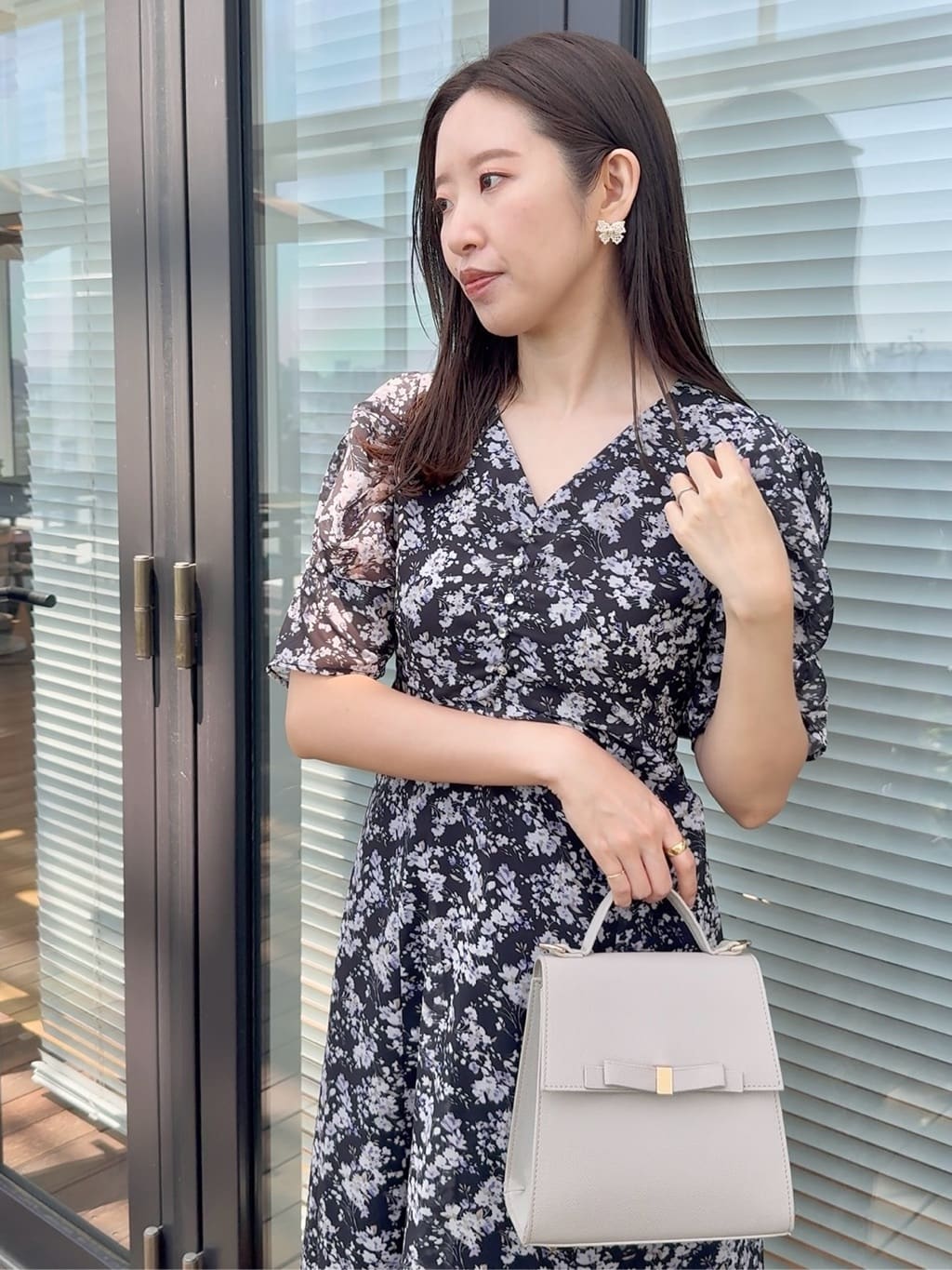 teiさんの「Couture brooch｜【一枚で着映える・通勤】Vネックフラワーワンピース」を使ったコーディネート