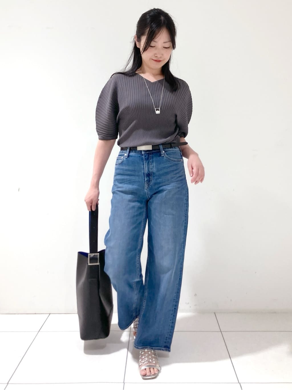 momokoさんの「INDIVI｜【褒められデニム】ワイドストレート デニムパンツ」を使ったコーディネート