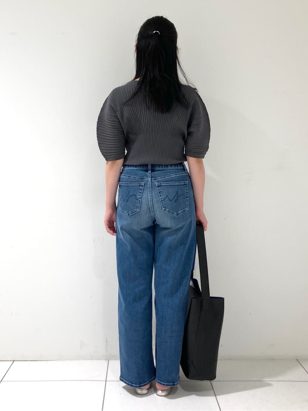 momokoさんの「INDIVI｜【褒められデニム】ワイドストレート デニムパンツ」を使ったコーディネート