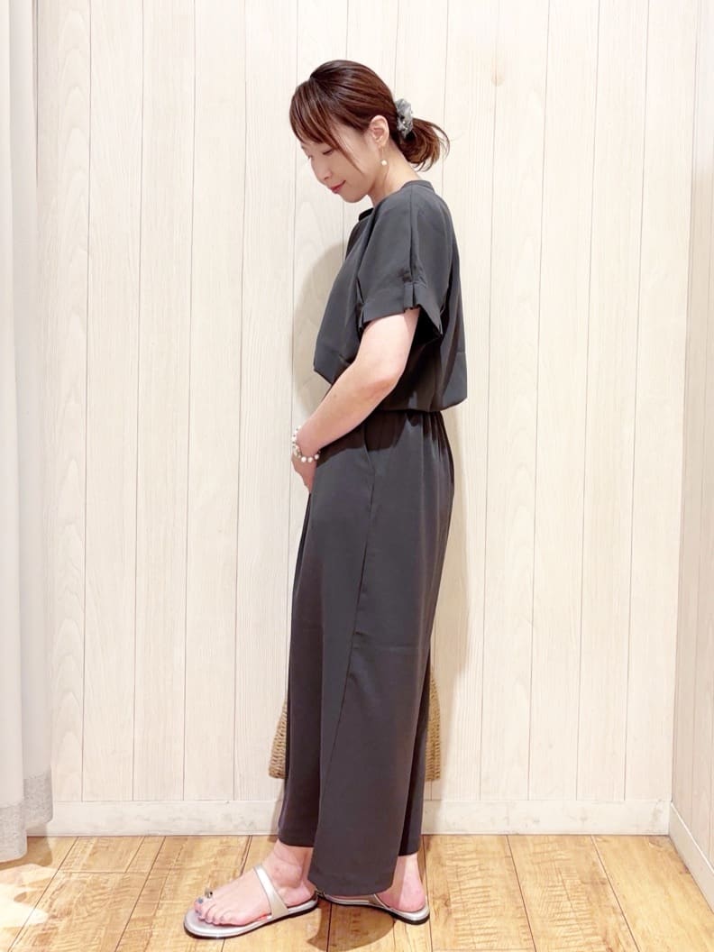 あいこさんの「SHOO･LA･RUE｜【S-LL/セットアップ可/ひんやり】きちんと見えで上品 お袖タック スキッパーブラウス」を使ったコーディネート