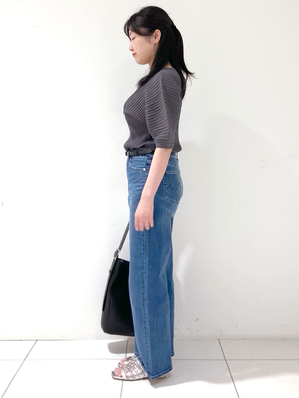 momokoさんの「INDIVI｜【褒められデニム】ワイドストレート デニムパンツ」を使ったコーディネート