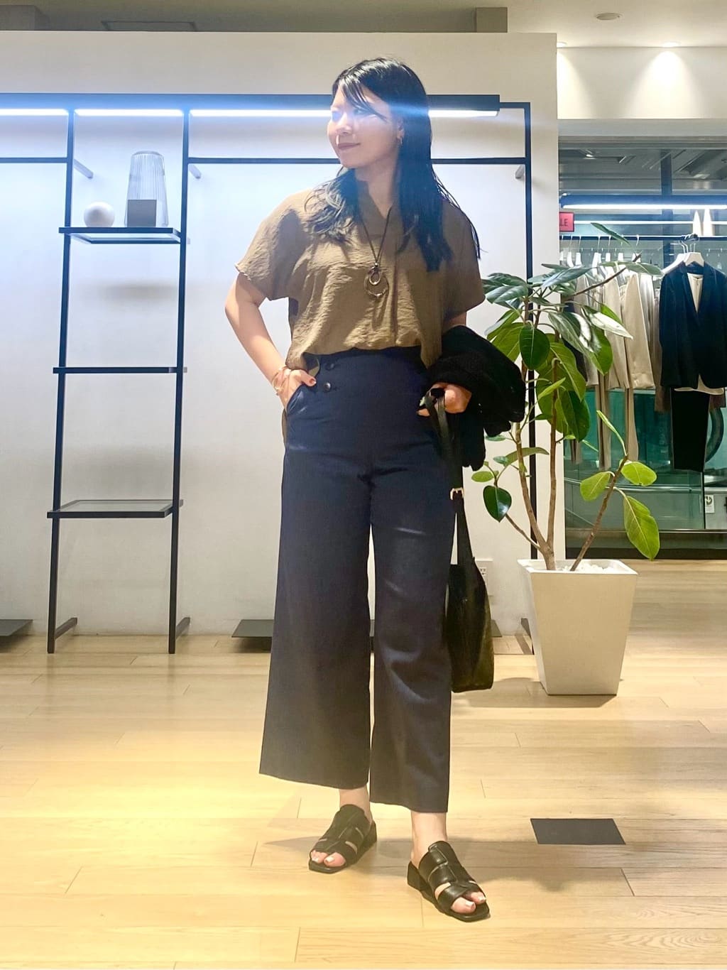 misakiさんの「INDIVI｜【デニムライク】マリンボタン リネン混ワイドパンツ」を使ったコーディネート