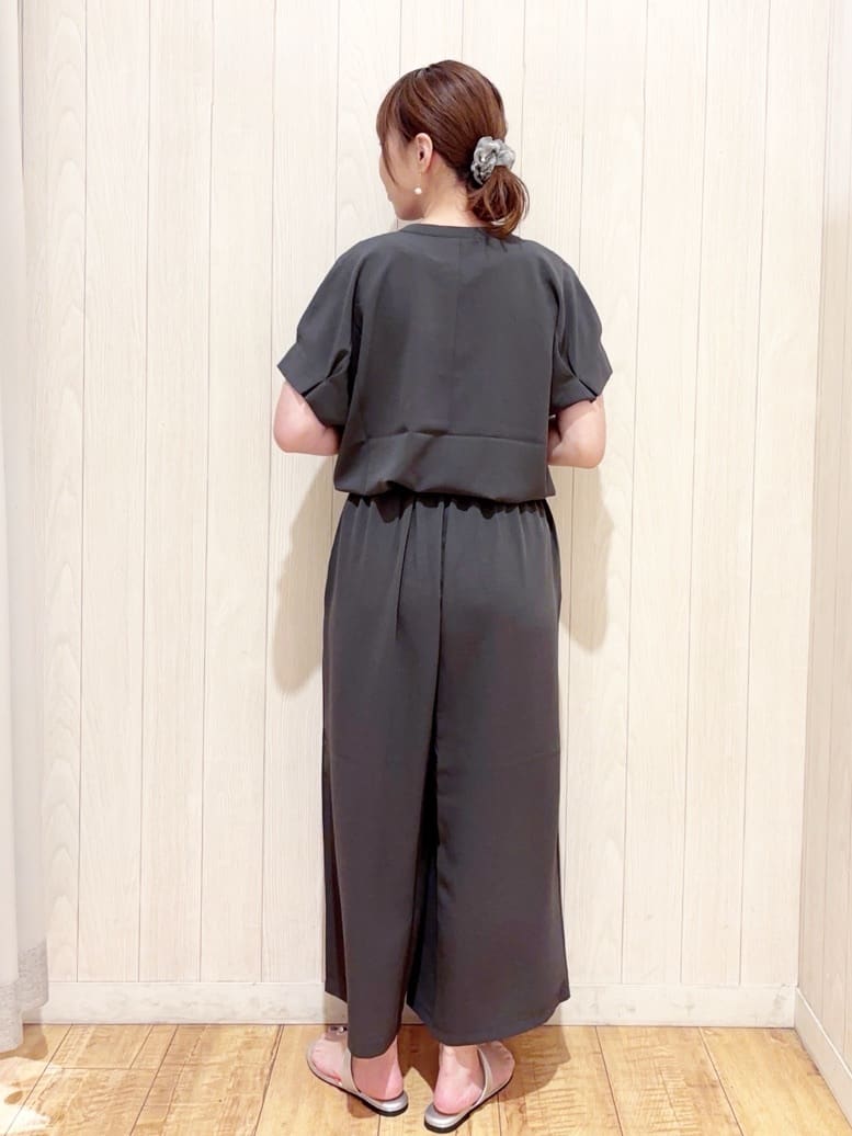 あいこさんの「SHOO･LA･RUE｜【S-LL/セットアップ可/ひんやり】きちんと見えで上品 お袖タック スキッパーブラウス」を使ったコーディネート